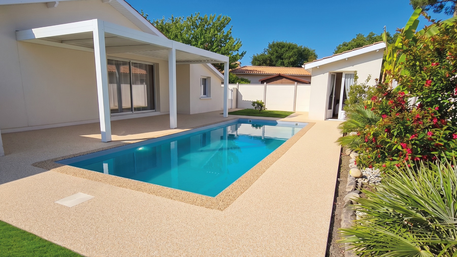 Plage de piscine et terrasse sous pergola en revêtement ATOUTGOM
